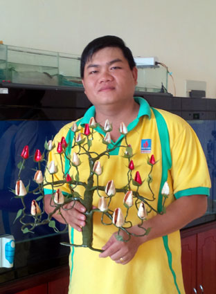 Anh Đoàn Thanh Long, Kíp trưởng, Phòng An toàn - Bảo vệ, Nhà máy Đạm Phú Mỹ, với cây hoa hồng bằng vỏ ốc do Thiếu úy chuyên nghiệp Lê Hồng Quân, đảo Sơn Ca gửi tặng. (Ảnh nhân vật cung cấp).