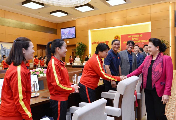 Chủ tịch Quốc hội động viên các cô gái vàng của bóng đá Việt Nam
