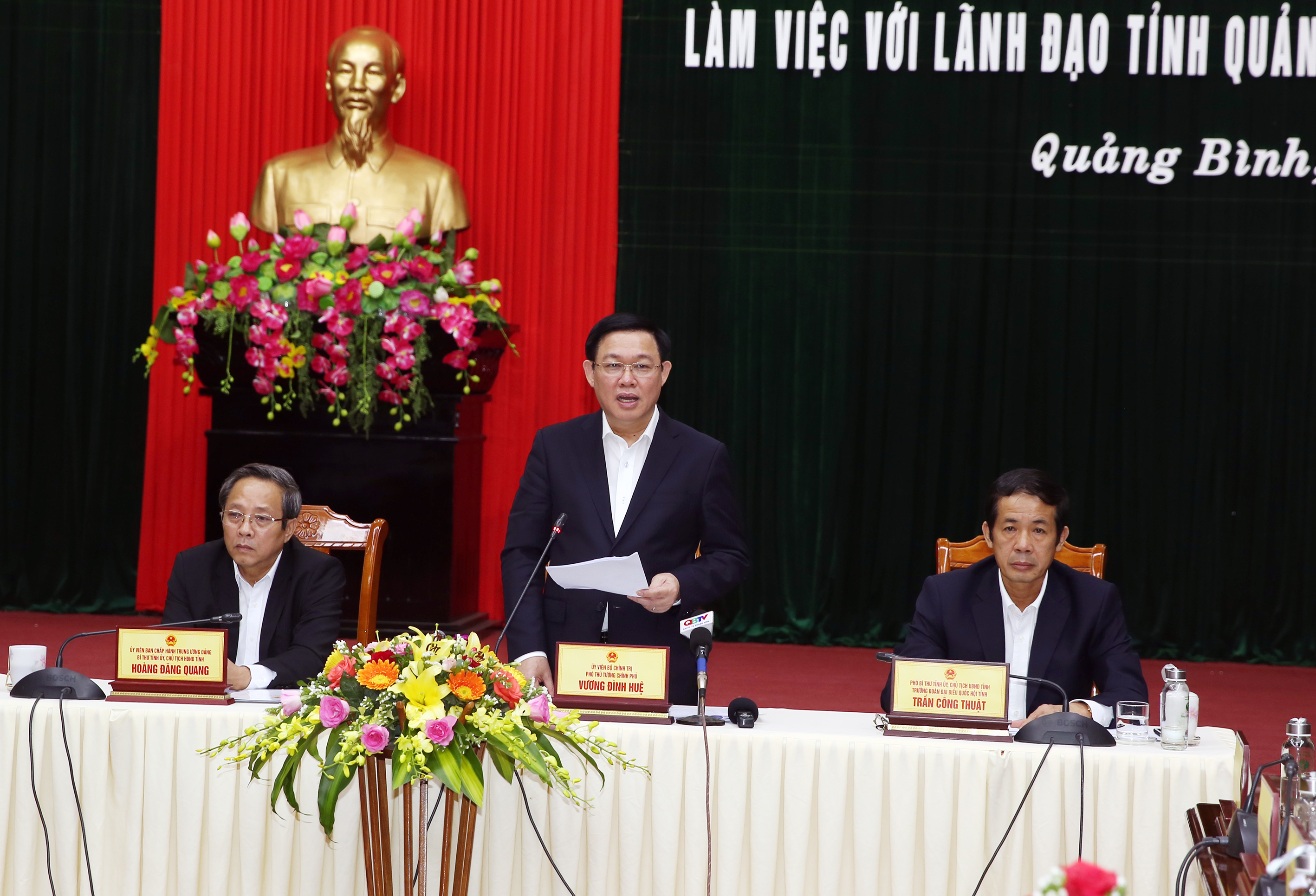 Phó Thủ tướng: Quảng Bình phát triển dịch vụ gắn với tăng quản lý thu ngân sách