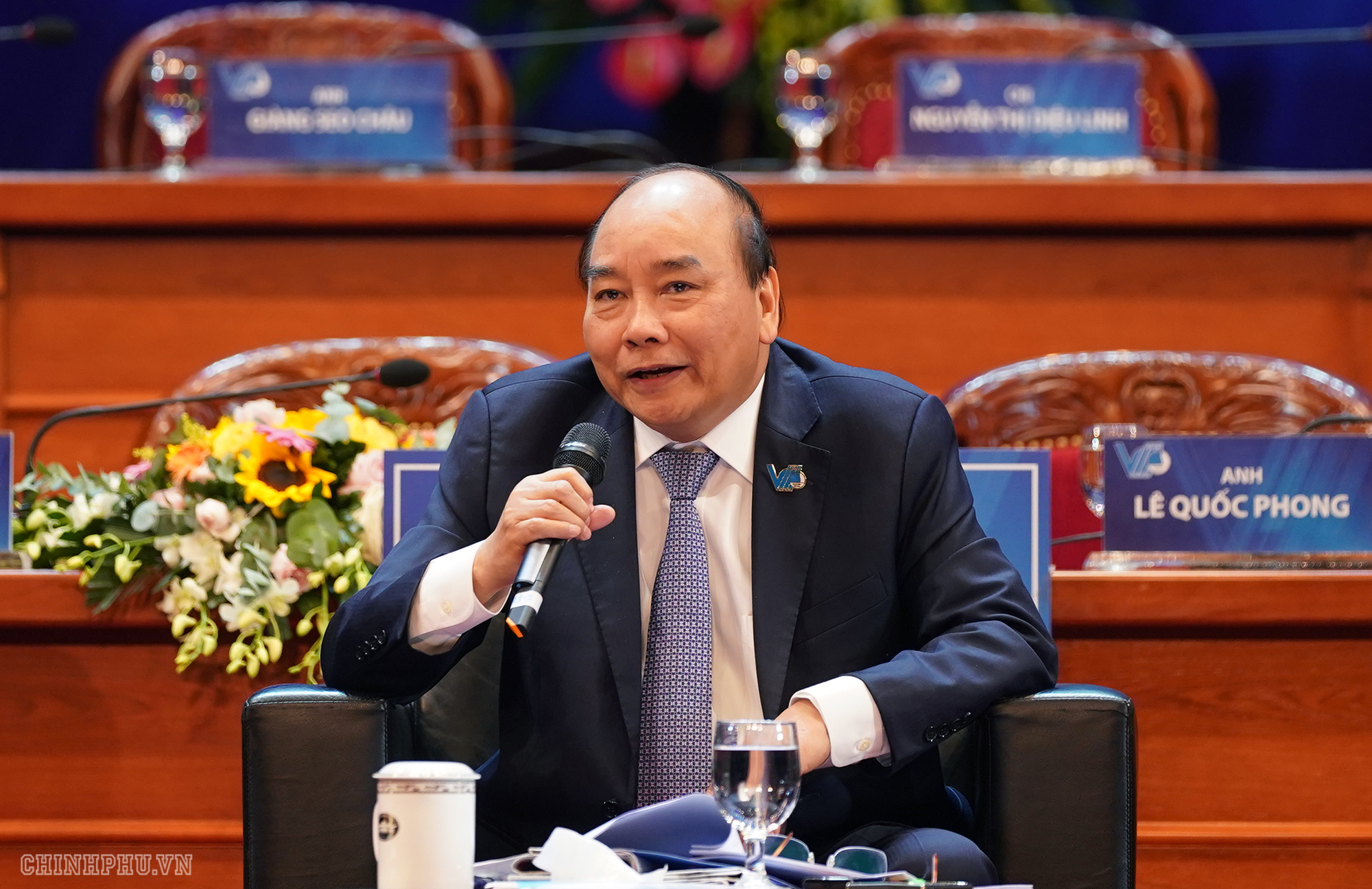 Hình ảnh Thủ tướng đối thoại với thanh niên
