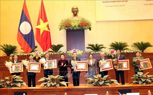 2 Phó Chủ tịch Quốc hội nhận huân chương của Nhà nước Lào