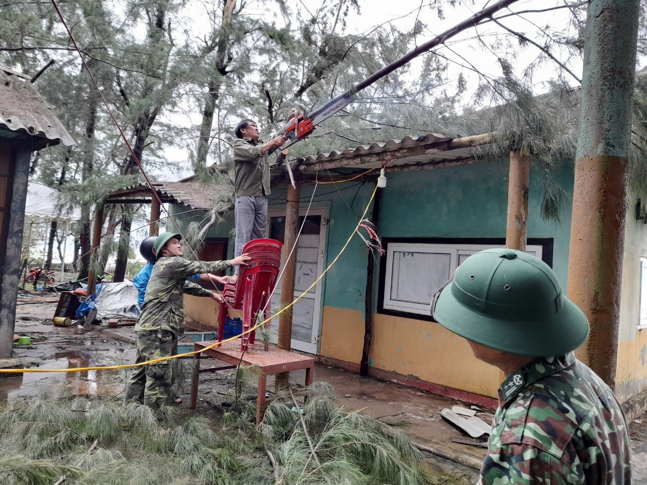 Quảng Bình: 8 người bị thương, 231 nhà tốc mái do bão số 13