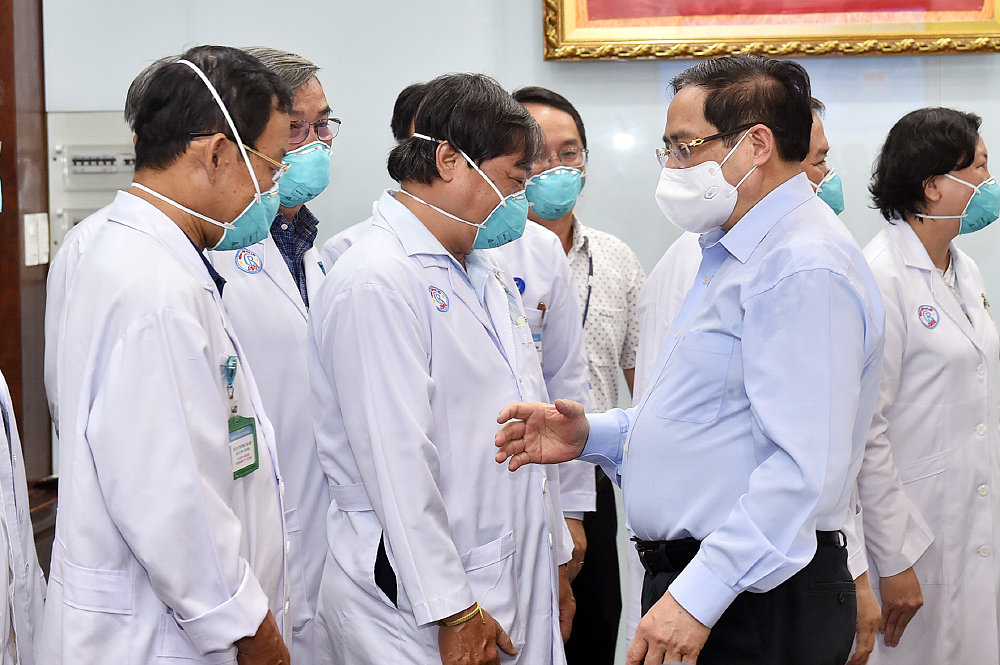 Thủ tướng động viên đội ngũ y bác sĩ ở tuyến đầu chống dịch