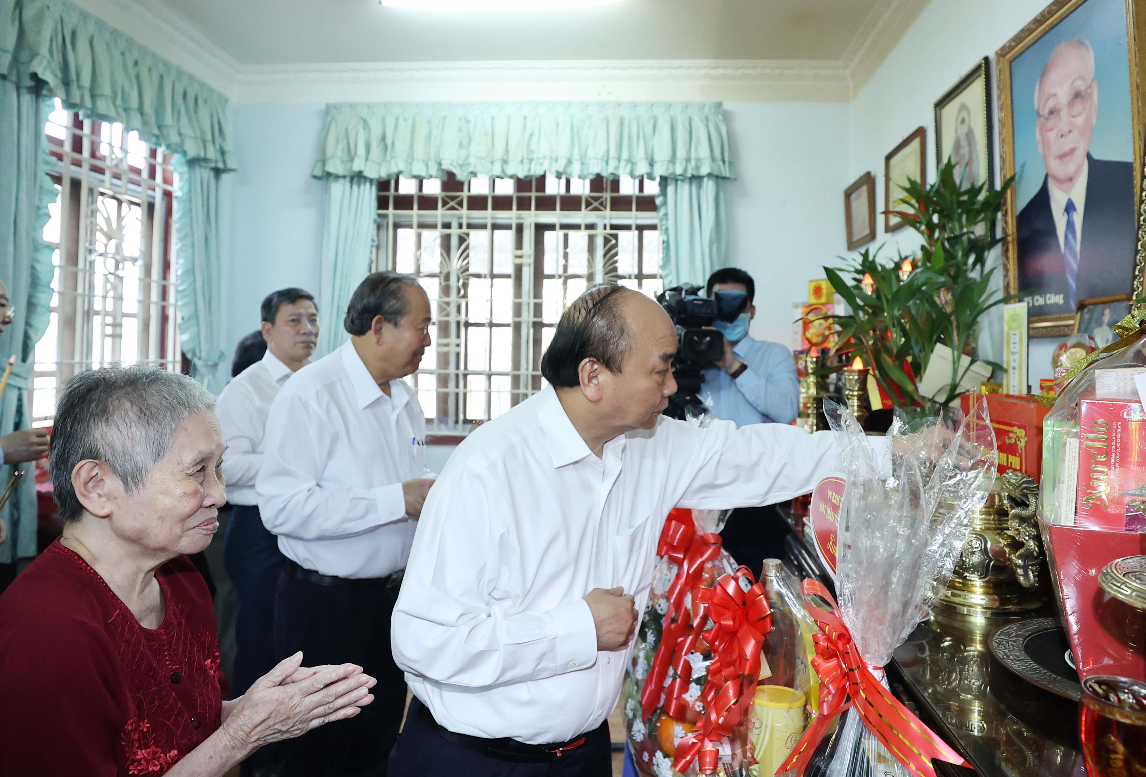 Thủ tướng dâng hương tưởng nhớ các nguyên lãnh đạo đã từ trần