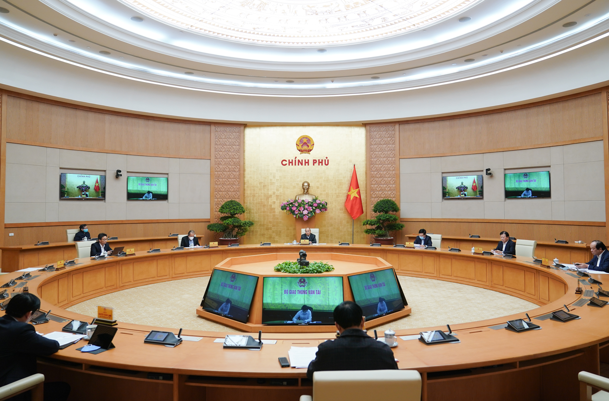 Thủ tướng chủ trì họp Thường trực Chính phủ về chống dịch