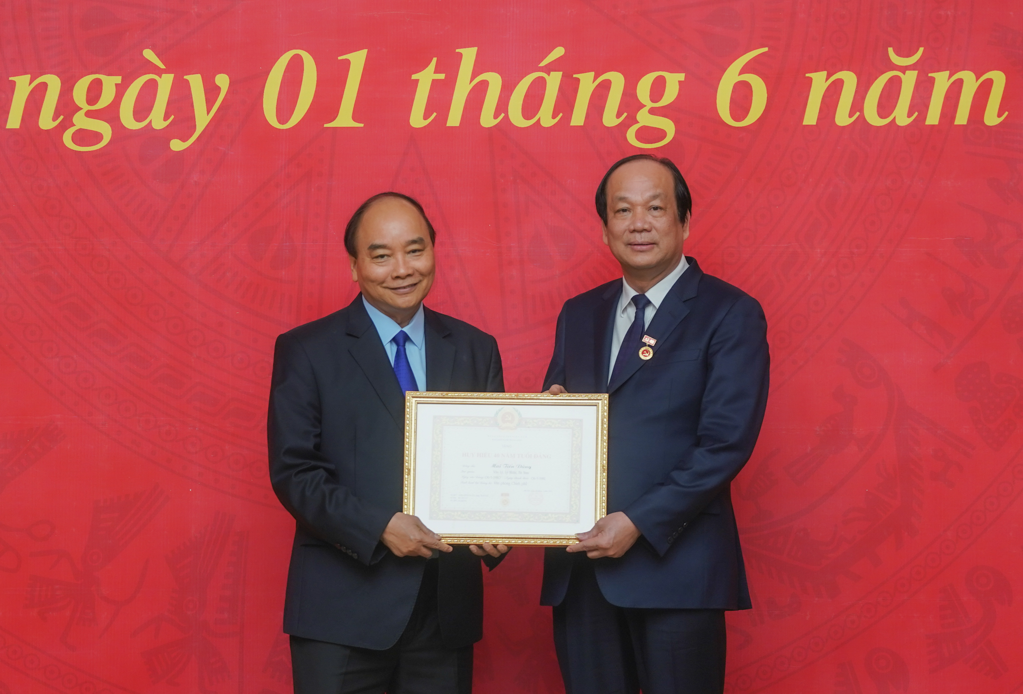 Thủ tướng Nguyễn Xuân Phúc trao huy hiệu cho đảng viên Văn phòng  Chính phủ