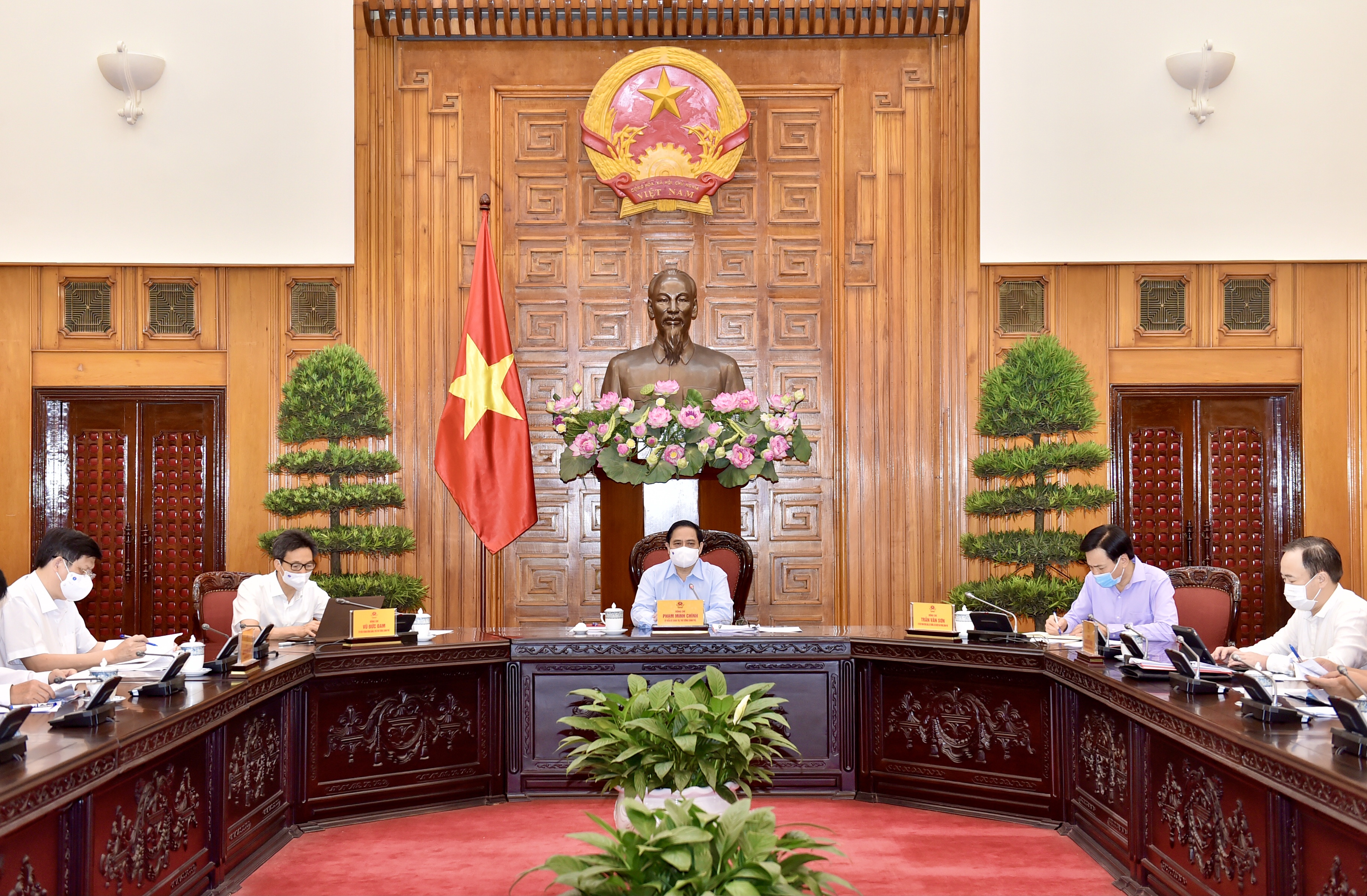 Thủ tướng làm việc với Bộ Y tế: Quyết định những vấn đề cấp bách để phòng chống dịch