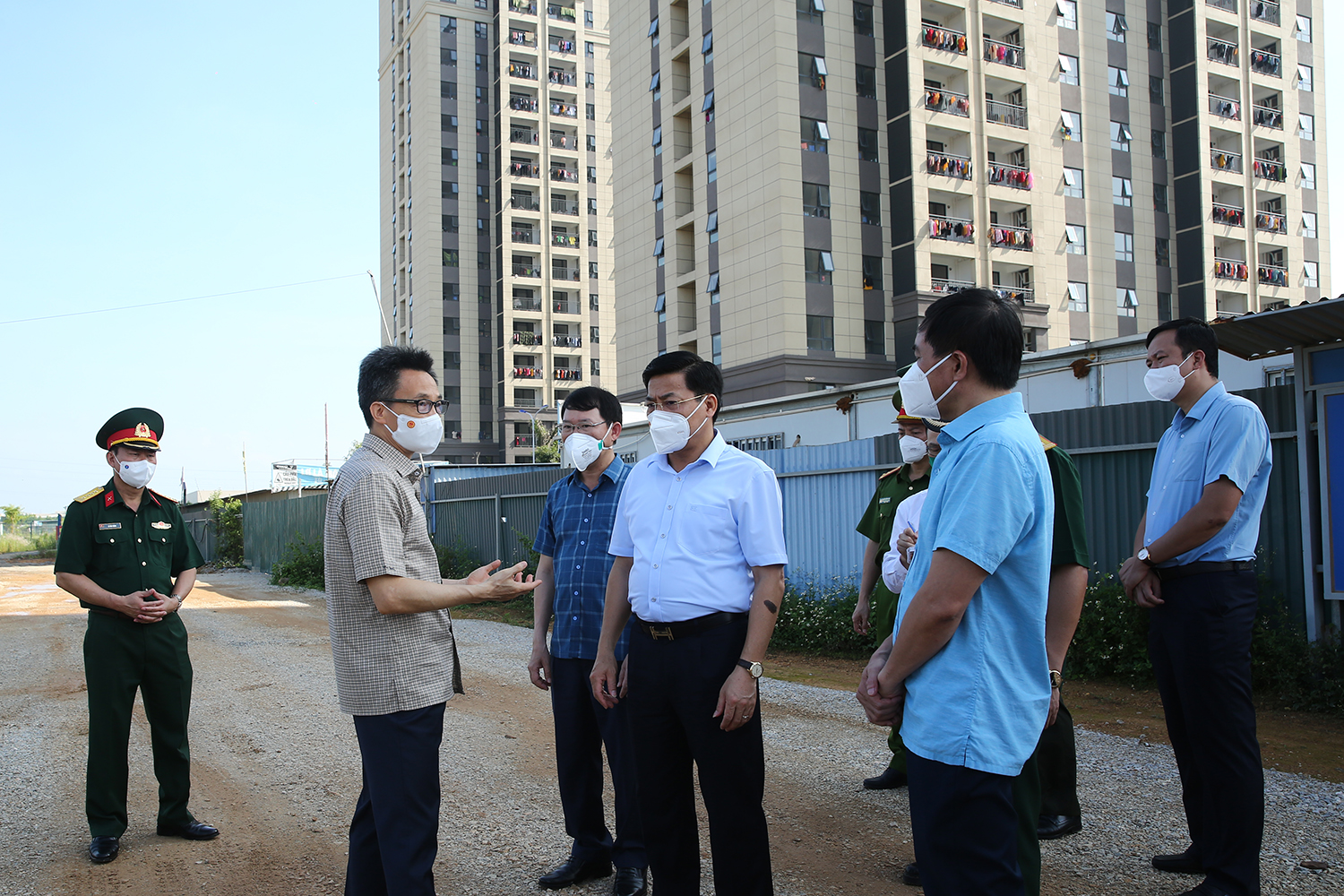 Phó Thủ tướng Vũ Đức Đam kiểm tra điểm cách ly, phong toả tại tâm dịch Bắc Giang