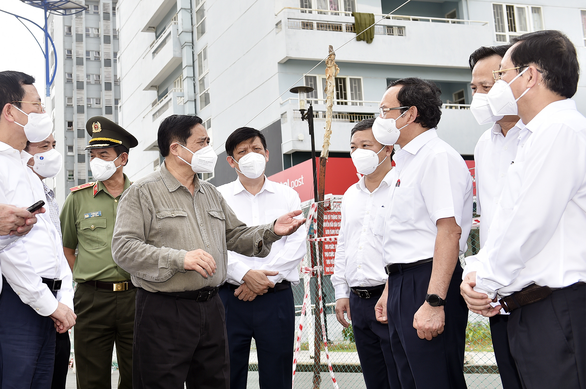 Hình ảnh Thủ tướng Phạm Minh Chính kiểm tra công tác phòng, chống dịch tại TP.HCM
