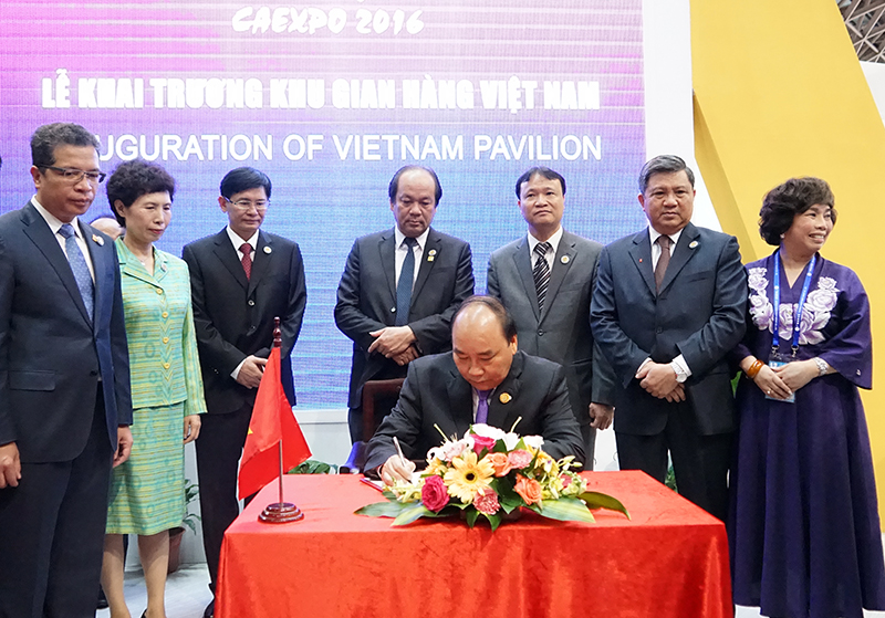 Thủ tướng dự khai trương Khu gian hàng Việt Nam tại CAEXPO 2016 - ảnh 3