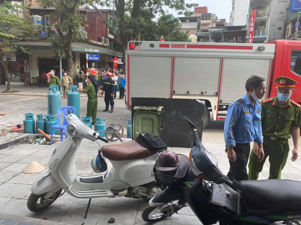 Hà Nội: Bảo vệ kể lại giây phút sức ép vụ nổ quán gà rán đẩy ngã được người dân kéo ra ngoài - Ảnh 4.