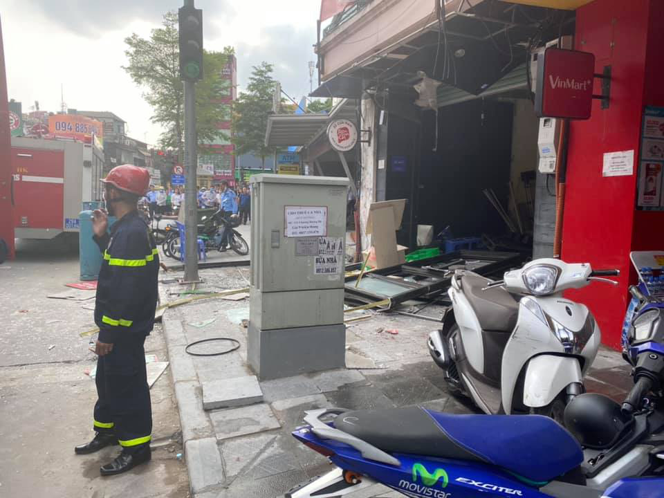 Hà Nội: Bảo vệ kể lại giây phút sức ép vụ nổ quán gà rán đẩy ngã được người dân kéo ra ngoài - Ảnh 6.