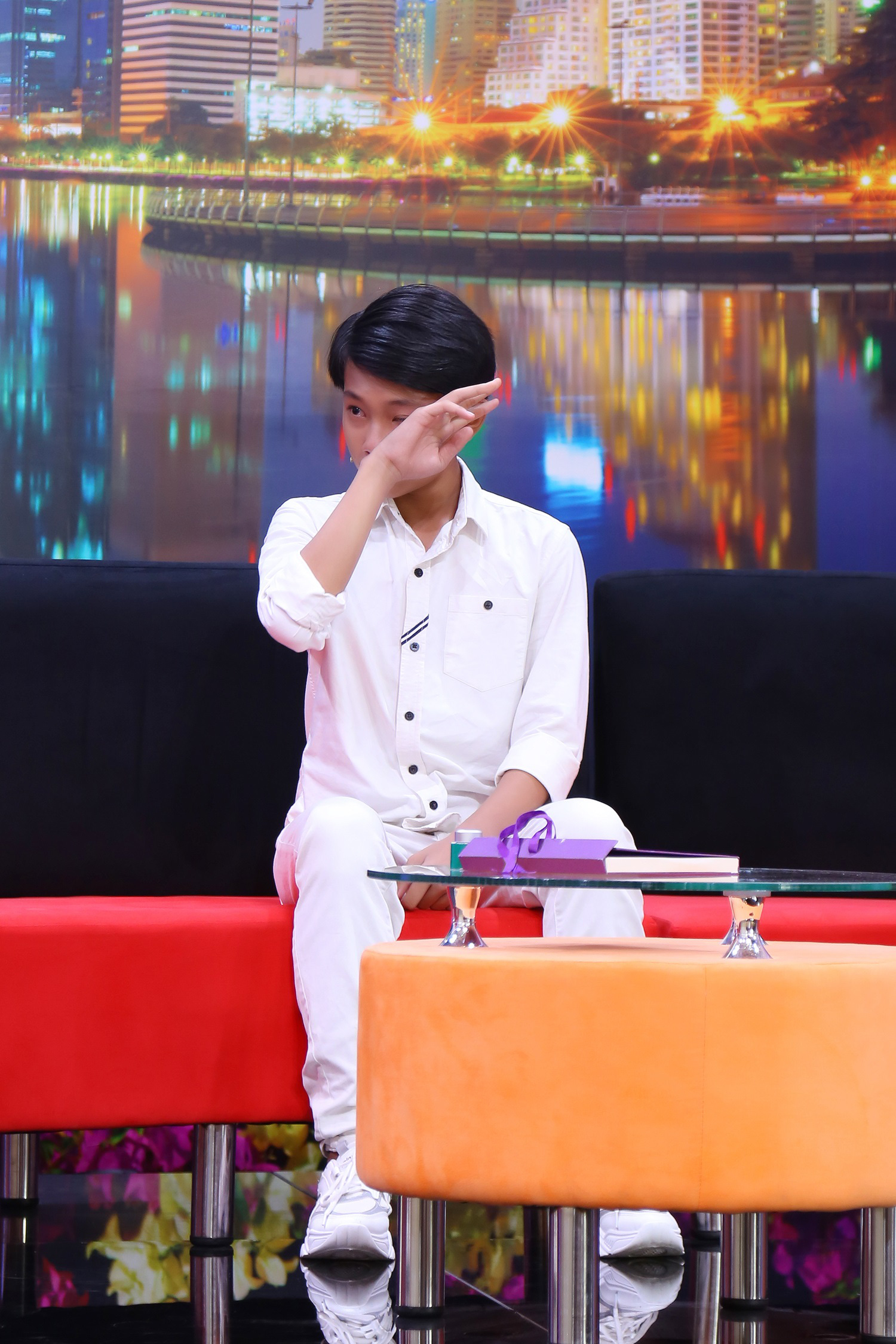 Cậu bé tổn thương sau câu nói vô tình của ba mẹ - Ảnh 1.