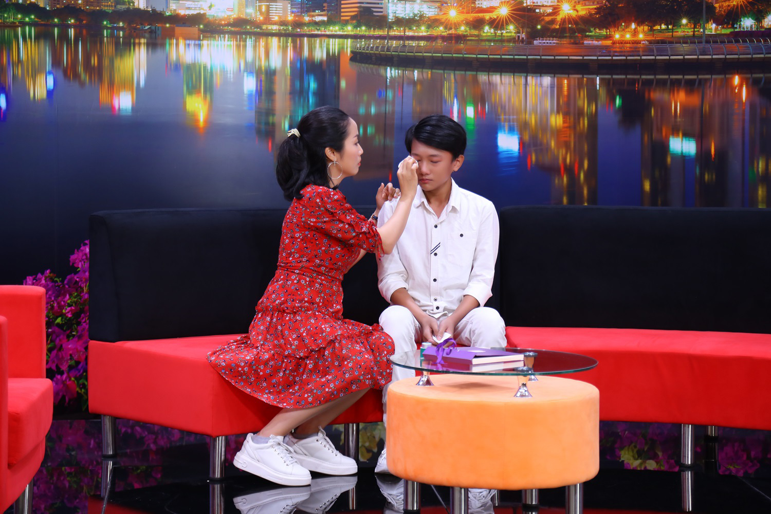 Cậu bé tổn thương sau câu nói vô tình của ba mẹ - Ảnh 3.