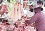 Giá nhiều mặt hàng giảm nhưng giá thịt lợn vẫn &quot;cố thủ&quot; mức cao