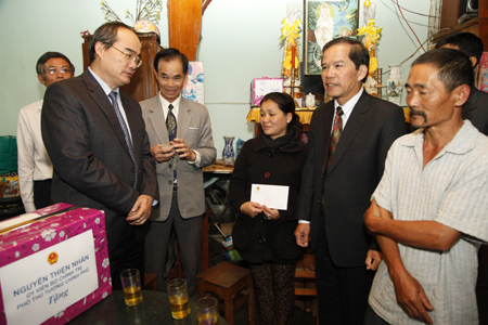 Phó Thủ tướng Nguyễn Thiện Nhân thăm gia đình chính sách - ảnh 3