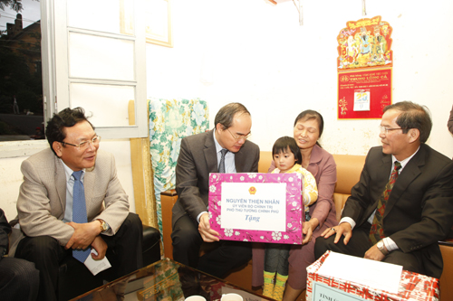 Phó Thủ tướng Nguyễn Thiện Nhân thăm gia đình chính sách - ảnh 2