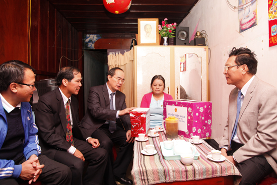 Phó Thủ tướng Nguyễn Thiện Nhân thăm gia đình chính sách - ảnh 1