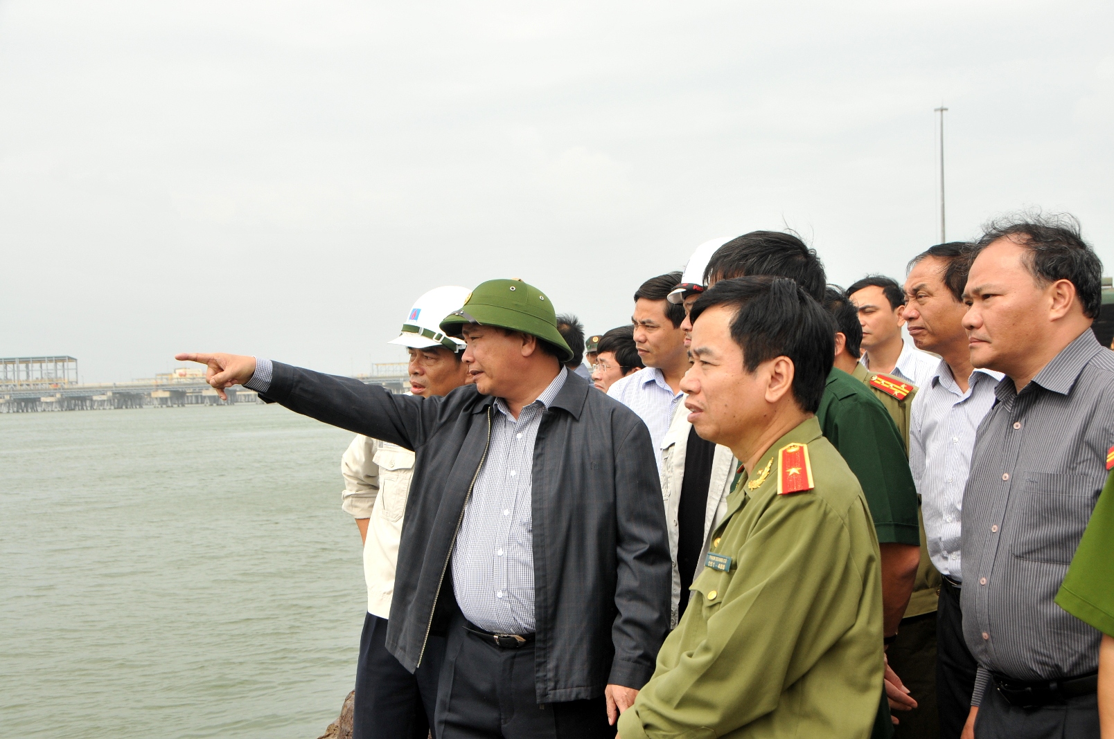 Chống siêu bão Haiyan: Phó Thủ tướng chỉ đạo chống bão tại khu kinh tế Dung Quất - ảnh 3