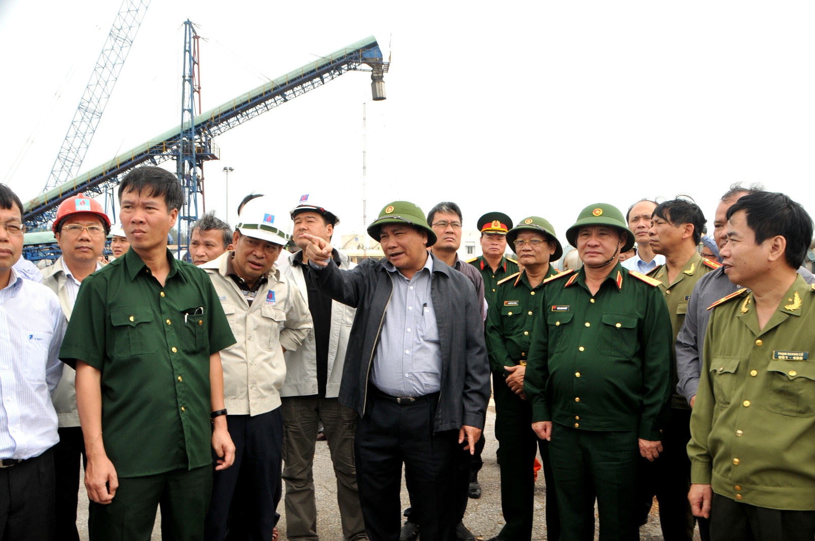 Chống siêu bão Haiyan: Phó Thủ tướng chỉ đạo chống bão tại khu kinh tế Dung Quất - ảnh 1
