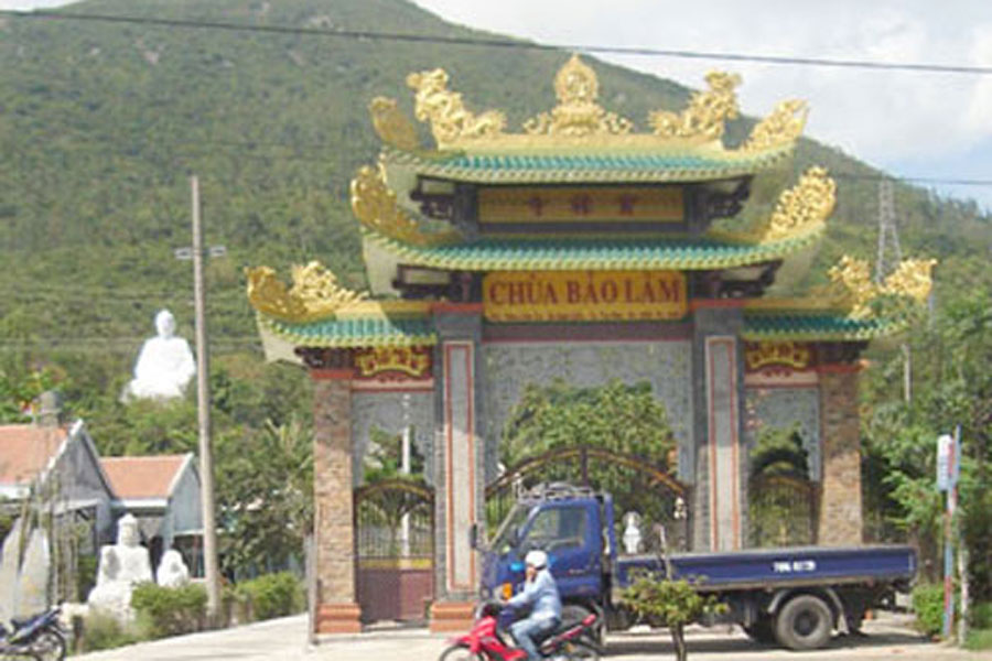 Chùa Bảo Lâm dưới chân núi Chóp Chài. Ảnh: K.N.B