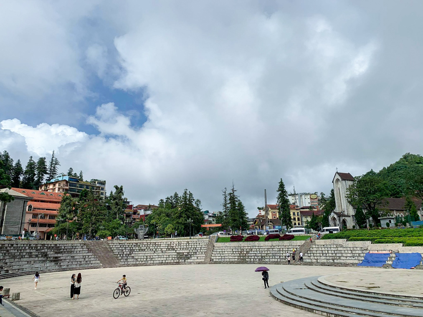 Các điểm du lịch thưa thớt du khách. Các hãng xe taxi xếp hàng dài,