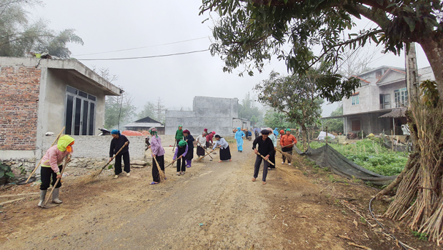 Bà con nhân dân thôn Bó Mới vệ sinh đường làng và phun thuốc tiêu độc khử trùng