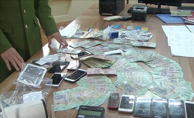 Tang vật trong một đường dây đánh bạc nghìn tỷ trên Internet tại Hưng Yên. (Ảnh: Đinh Tuấn/TTXVN)