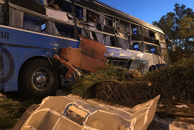 Xe 78B- 009.38 bị tông giữa xe.