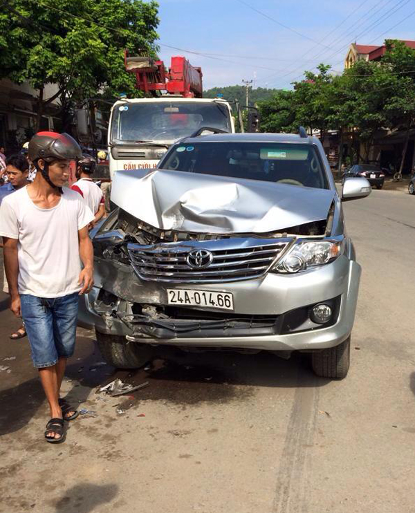 Xe tải không người lái đâm vào cửa hàng xe máy cũ - ảnh 1