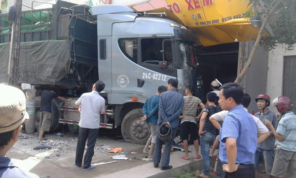 Xe tải không người lái đâm vào cửa hàng xe máy cũ - ảnh 3