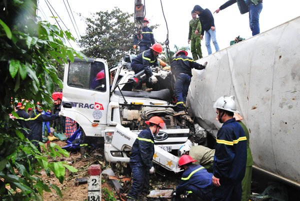 Xe tải đấu đầu xe container, hai người tử vong - ảnh 2