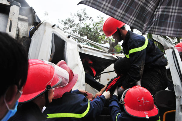 Xe tải đấu đầu xe container, hai người tử vong - ảnh 3