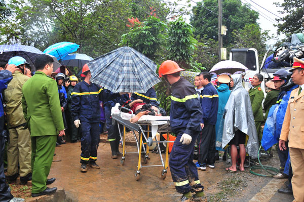 Xe tải đấu đầu xe container, hai người tử vong - ảnh 4