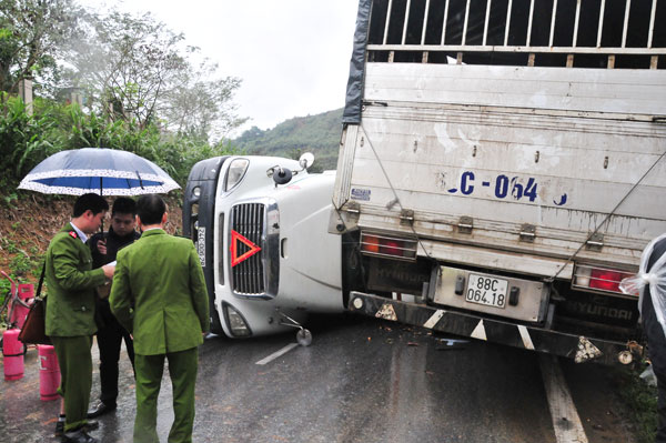 Xe tải đấu đầu xe container, hai người tử vong - ảnh 5