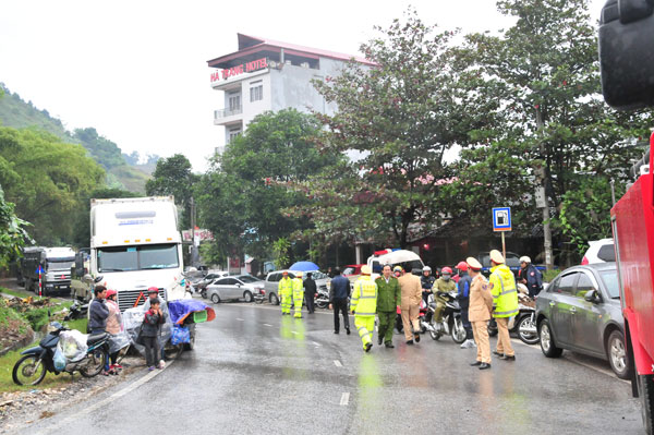 Xe tải đấu đầu xe container, hai người tử vong - ảnh 6