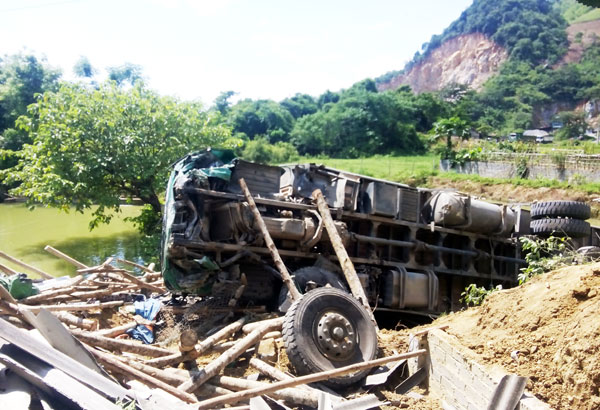 Xe chở gỗ lao xuống ao, 3 người thoát nạn - ảnh 2