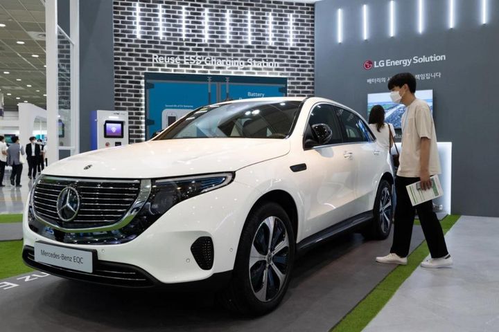 Showroom ô tô ở Trung Quốc trống rỗng vì thiếu xe mẫu