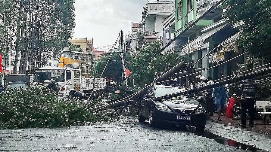 Nghe VietNamNet: Cột điện gãy đè trúng xe đưa đón Bí thư Thành ủy