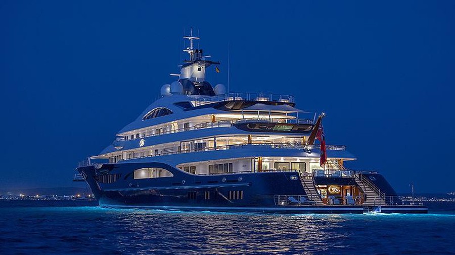 Có gì trong siêu du thuyền dài nhất thế giới có cả sân đáp trực thăng?