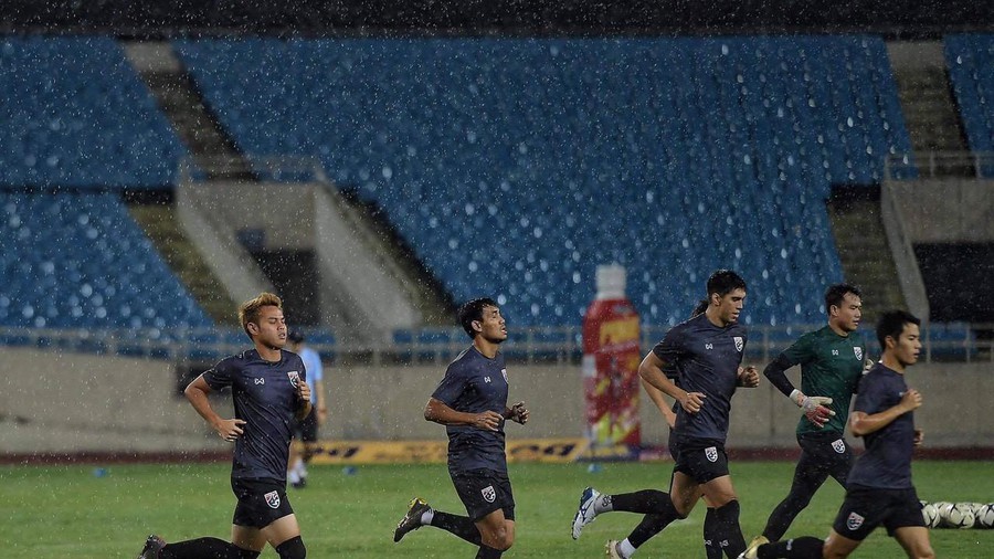 Nghe VietNamNet: Đội tuyển Thái Lan đã có buổi tập đầu tiên trên SVĐ Mỹ Đình dưới trời mưa tầm tã