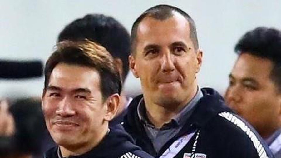 Nghe VietNamNet: FIFA không kỷ luật trợ lý HLV Thái Lan khiêu khích ông Park