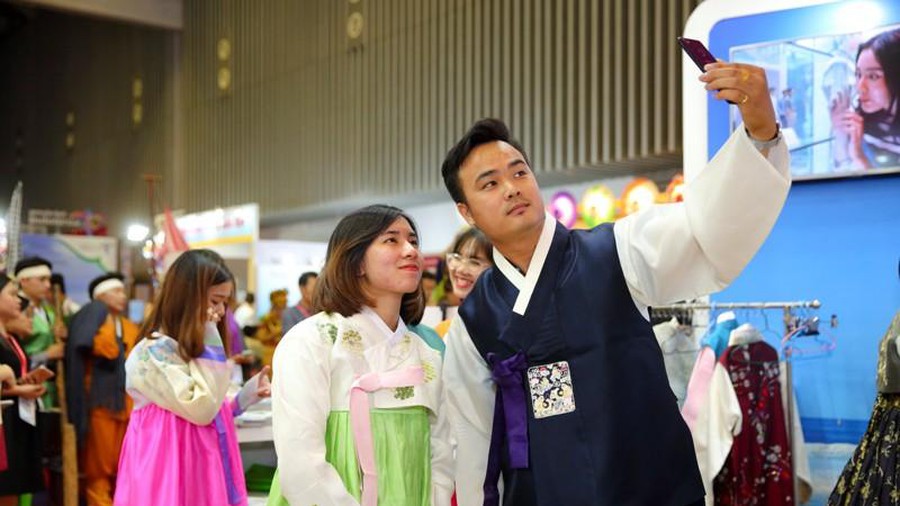 Nghe VietNamNet: Tiếp tục miễn thị thực cho khách Nga, Nhật, Hàn...