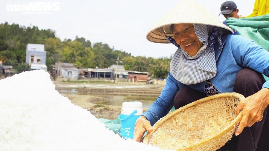 Bán 50kg muối chỉ đủ mua 2kg gạo, diêm dân Sa Huỳnh khóc ròng