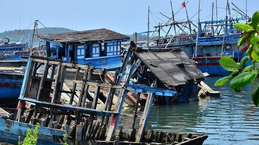 Cận cảnh 'nghĩa địa' tàu cá ở Sa Huỳnh