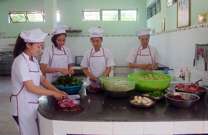 Các trường học bán trú làm gì trước thực trạng hải sản bị ô nhiễm? - ảnh 2