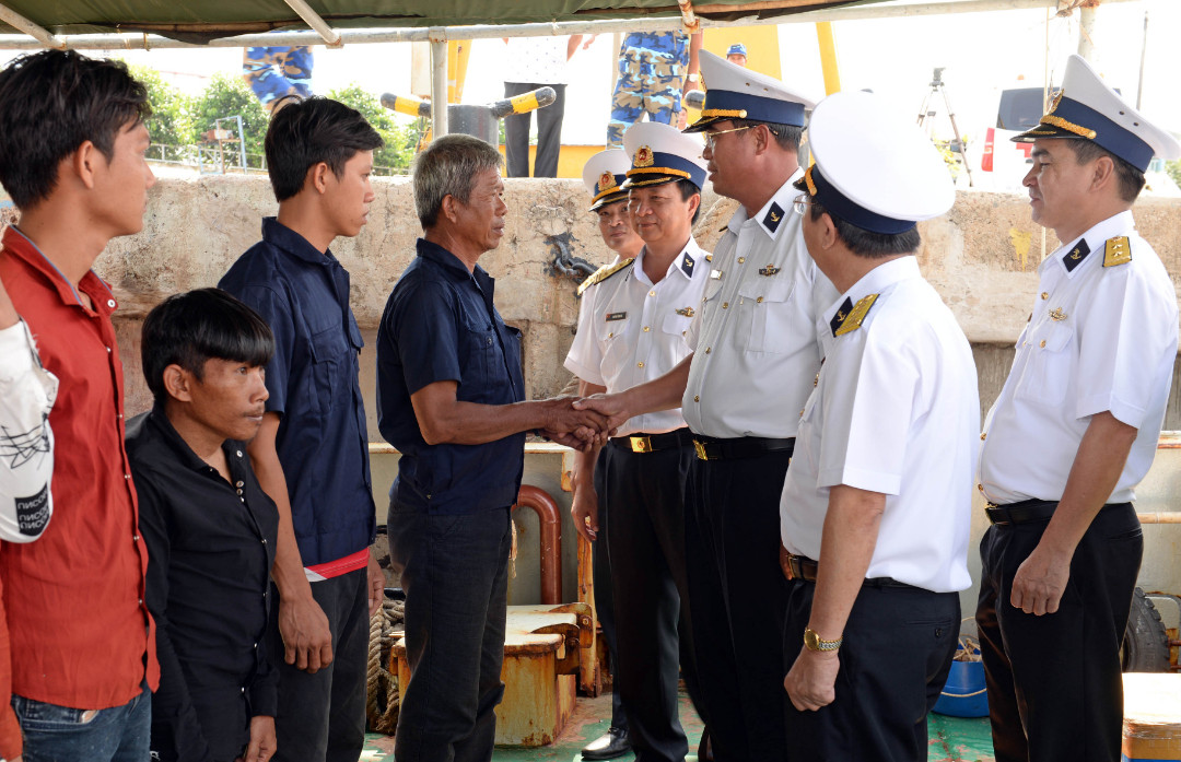 Nghe VietNamNet: Cứu nạn và đưa 12 ngư dân bị nạn về đất liền an toàn