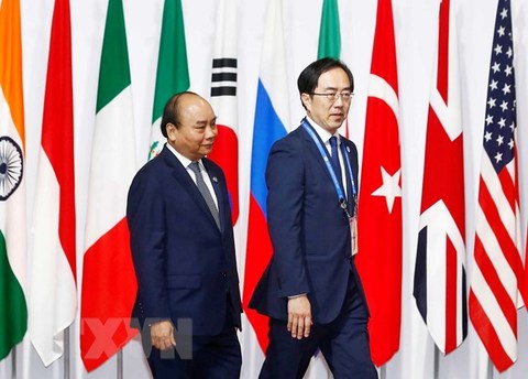 PM Phuc speaks with Japanese businesses about training IT workers