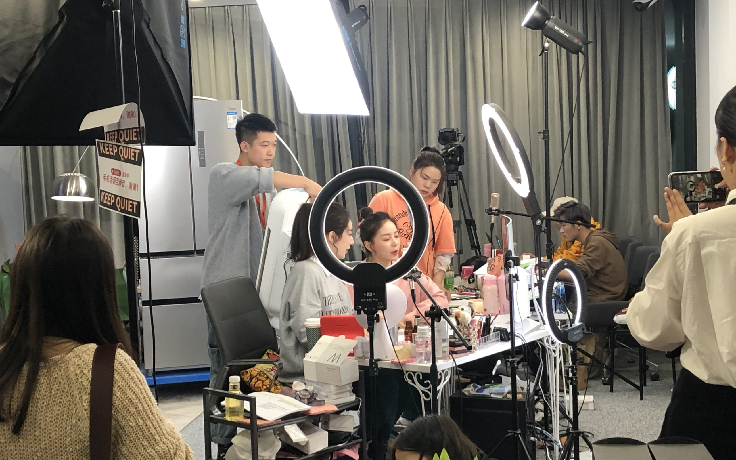 Lật tẩy 4 mánh khóe livestream bán hàng nghìn đơn của các shop online