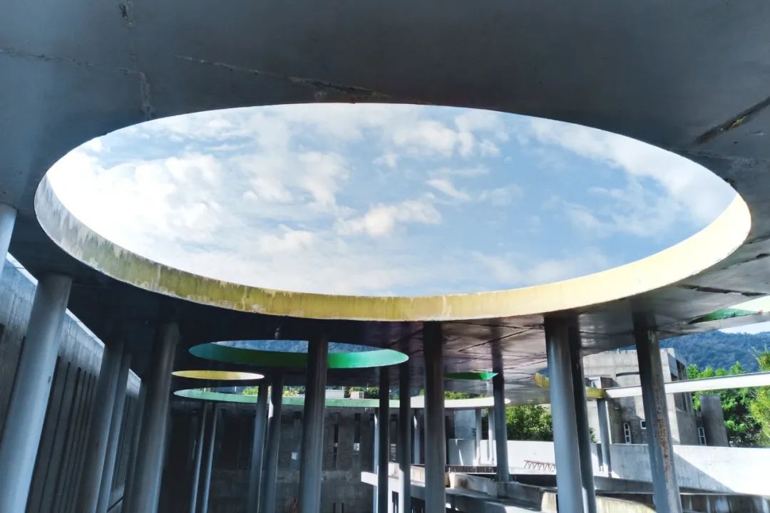 Từ nghèo khó vụt thành tỷ phú, người đàn ông mua cả thung lũng 22.000m2 xây biệt thự sống an nhàn - Ảnh 3.